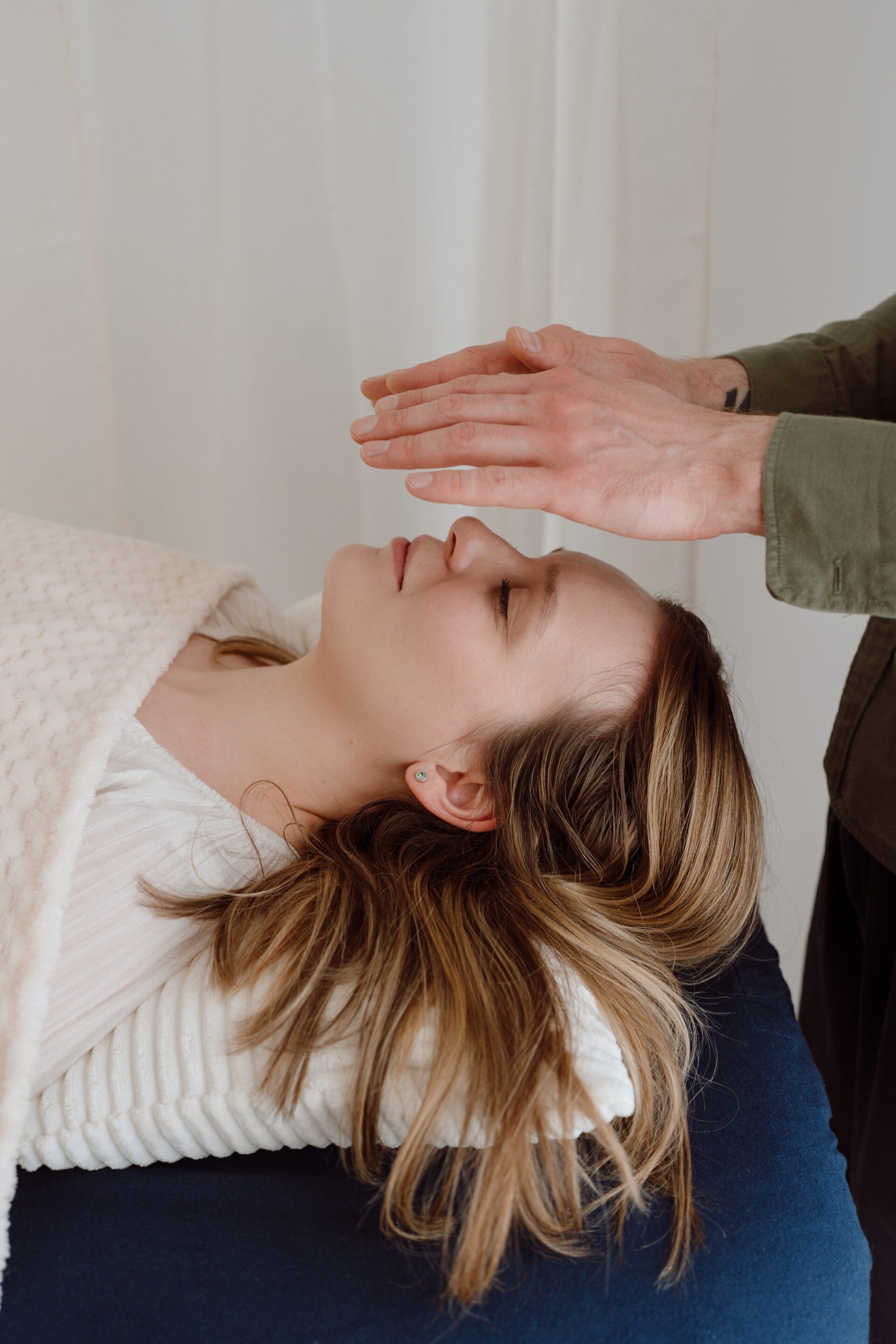 Reiki practitioner offering an in-person Reiki and Seichem energy healing session