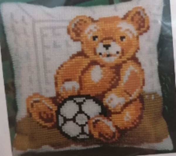kruissteekkussen beer met voetbal
