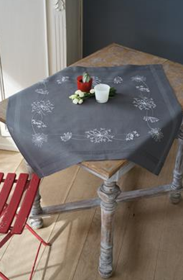 borduurpakket tafelkleed witte bloemen en grassen