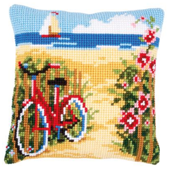 kruissteekkussen fiets aan het strand