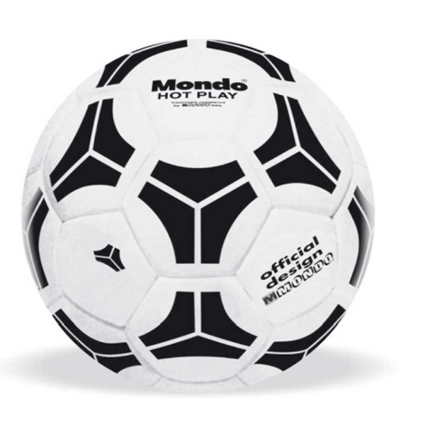 Witte voetbal gemaakt van plastic. Diameter 23 cm.