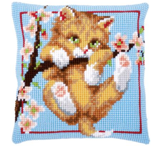 kruissteekkussen kitten hangend aan tak