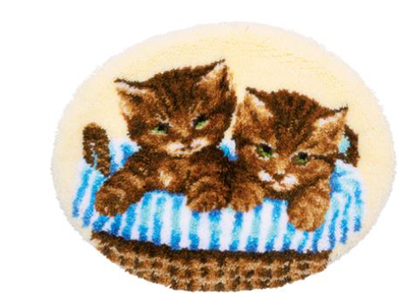 Knoopvormtapijt kittens in mand
