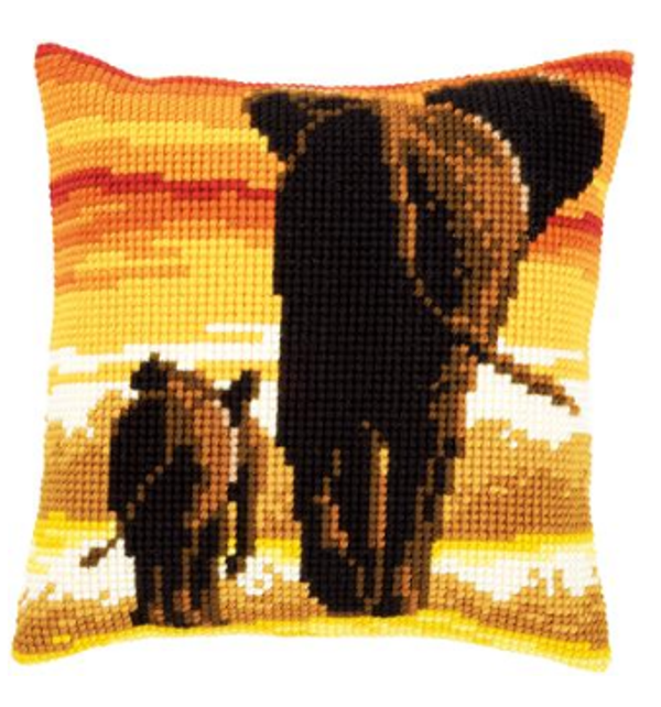 kruissteekkussen olifanten in avondlicht