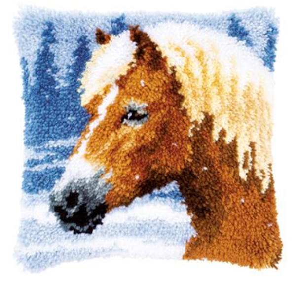 knoopkussen smyrna paard in sneeuw