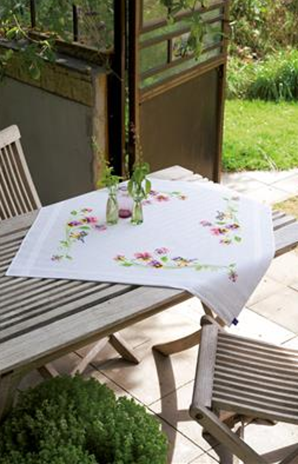 Borduurpakket tafelkleed pimpelmees met viooltjes