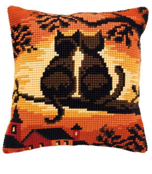 kruissteekkussen poezen op tak