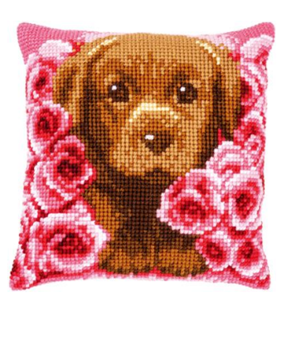 kruissteekkussen puppy tussen rozen