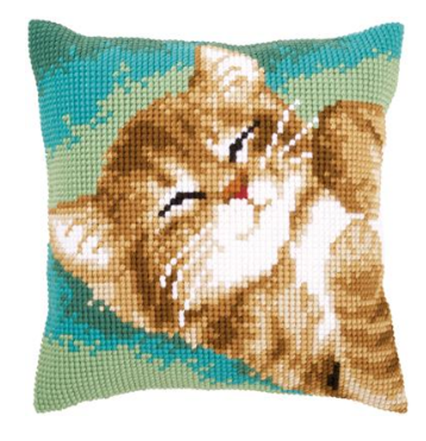 kruissteekkussen spinnende kat