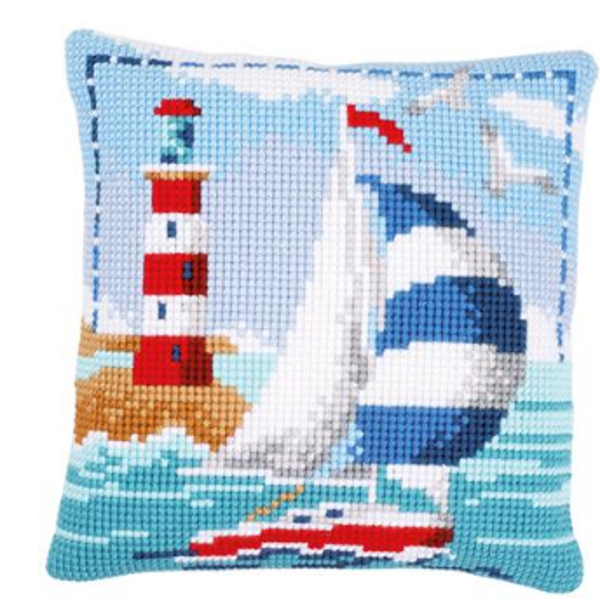 kruissteekkussen vuurtoren en zeilboot