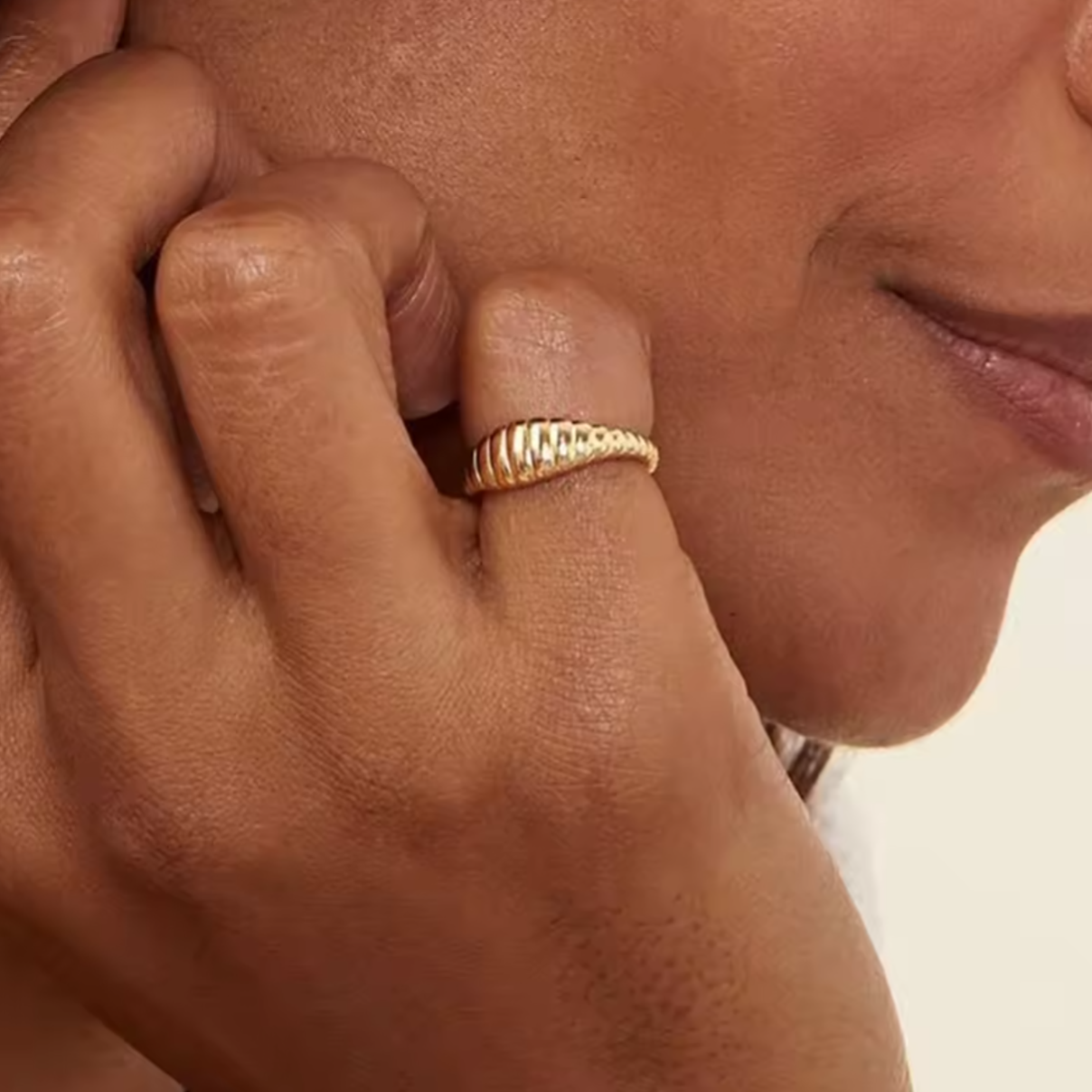 Smal gedraaide croissant ring