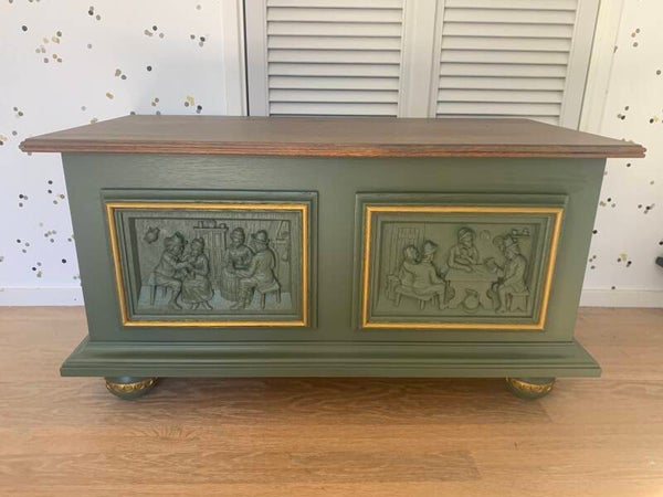 Dekenkist met houtsnijwerk