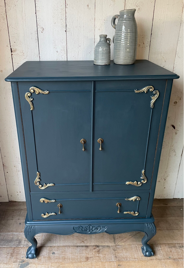 Queen Ann style kast met leeuwenpoten