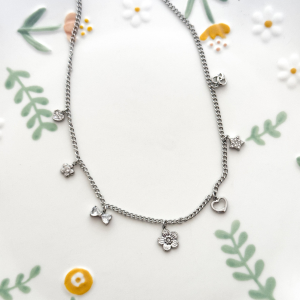 Ketting met kleine bedeltjes zilver