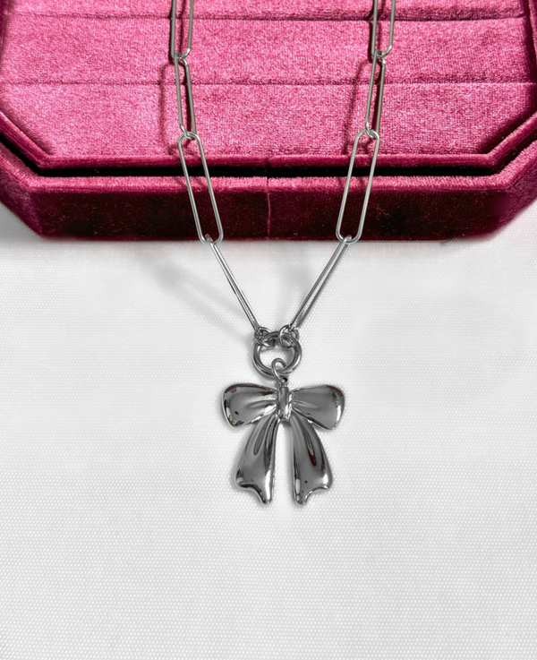 Langere ketting met strik zilver