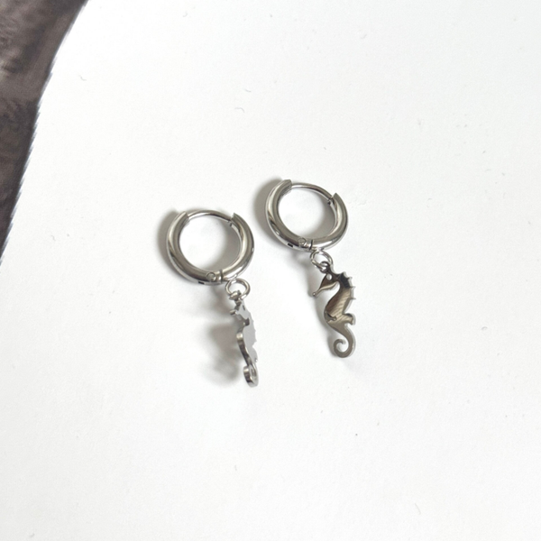 Oorbellen met zeepaardje zilver