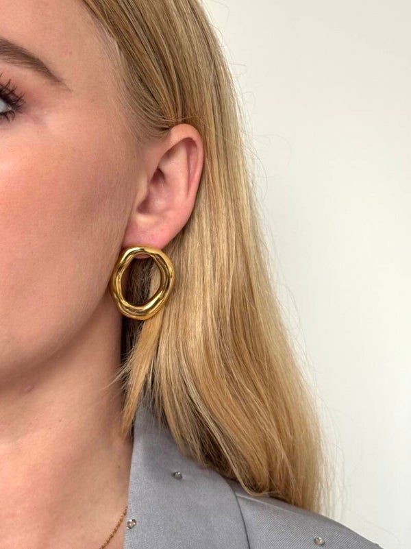 Bold wave oorbellen goud