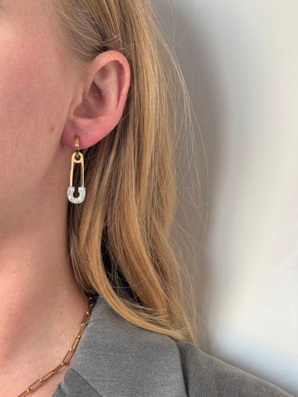 Safety pin oorbellen goud