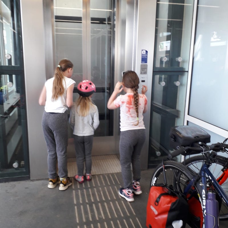 Oh, de lift doet het niet. Gelukkig zijn er veel mensen die onze bagage mee de trappen op nemen.