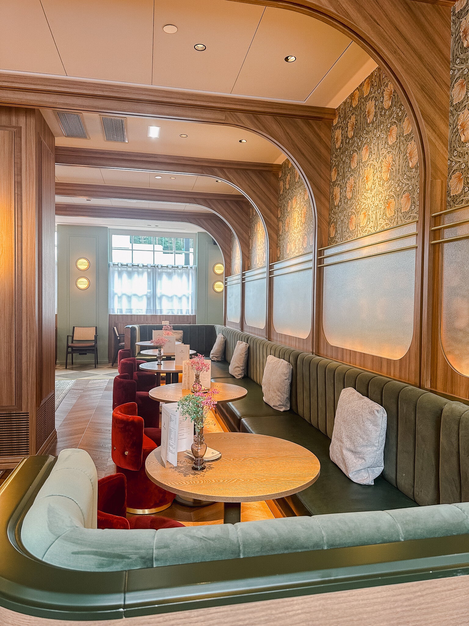 le coin tapas et table du café art déco