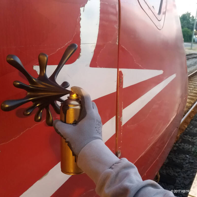 KBTR winnaar publieksprijs Dutch Street Art Awards 2017, golden spraycan on train