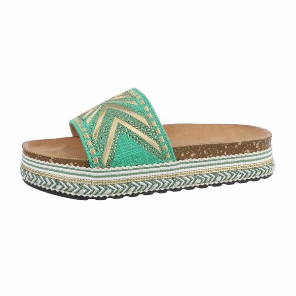 Groene slippers met bohemian details – een zomerse blikvanger