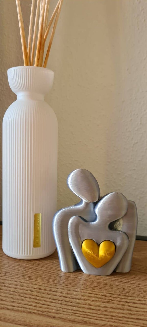 3D Geprint Liefdesbeeldje met Gouden Hart – Modern Abstract Sculptuur (Zilverlook)