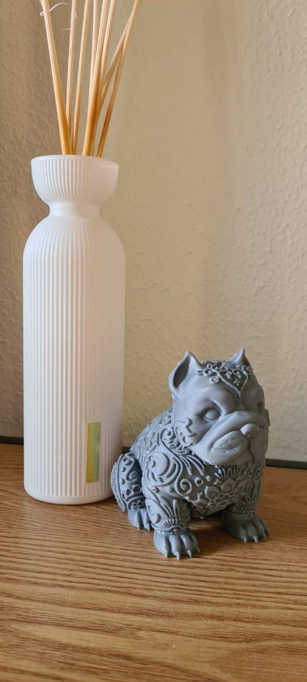 Uniek 3D Geprint Beeldje: Gedetailleerde Grijze Franse Bulldog met Barok Patronen