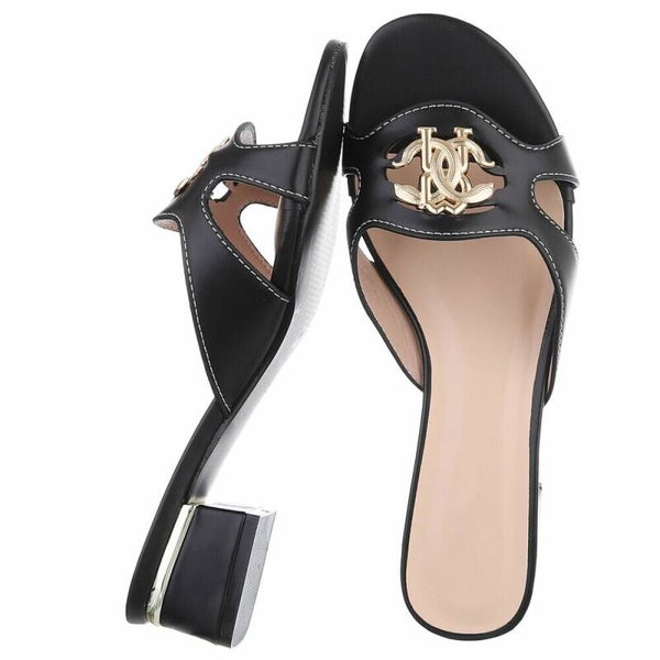 Dames Slippers met Blokhak en Goud Embleem – Elegante Designer-Look Mules