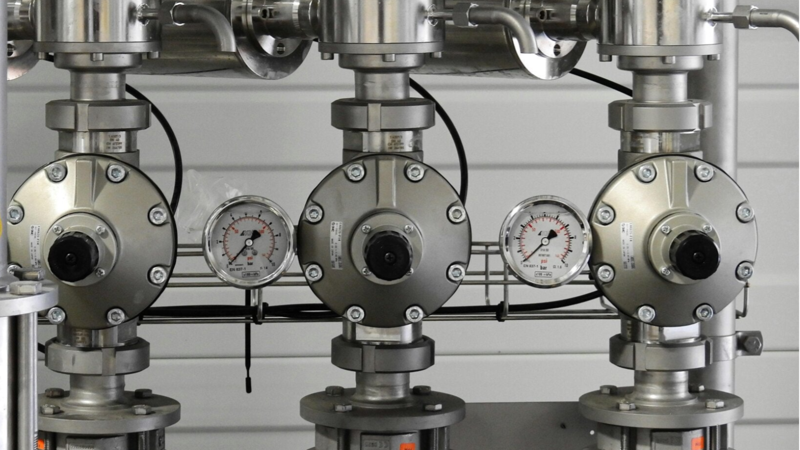 Drei nebeneinander installierte Pumpen