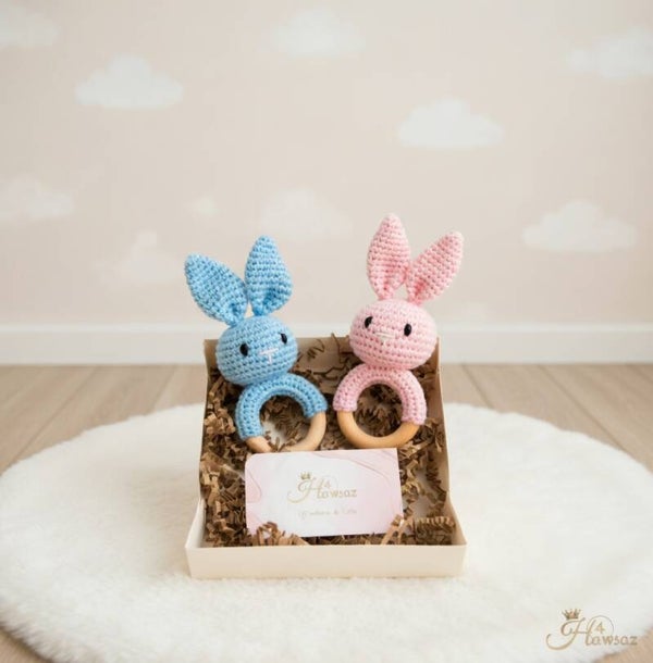 Houten rammelaar / bijtring met konijnen knuffeltje