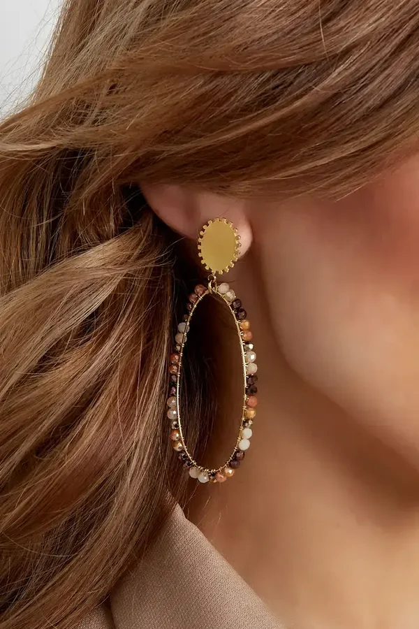Oorbellen langwerpig met kraaltjes goud/beige