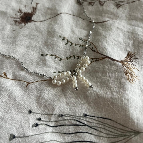 Pearl strikjes ketting