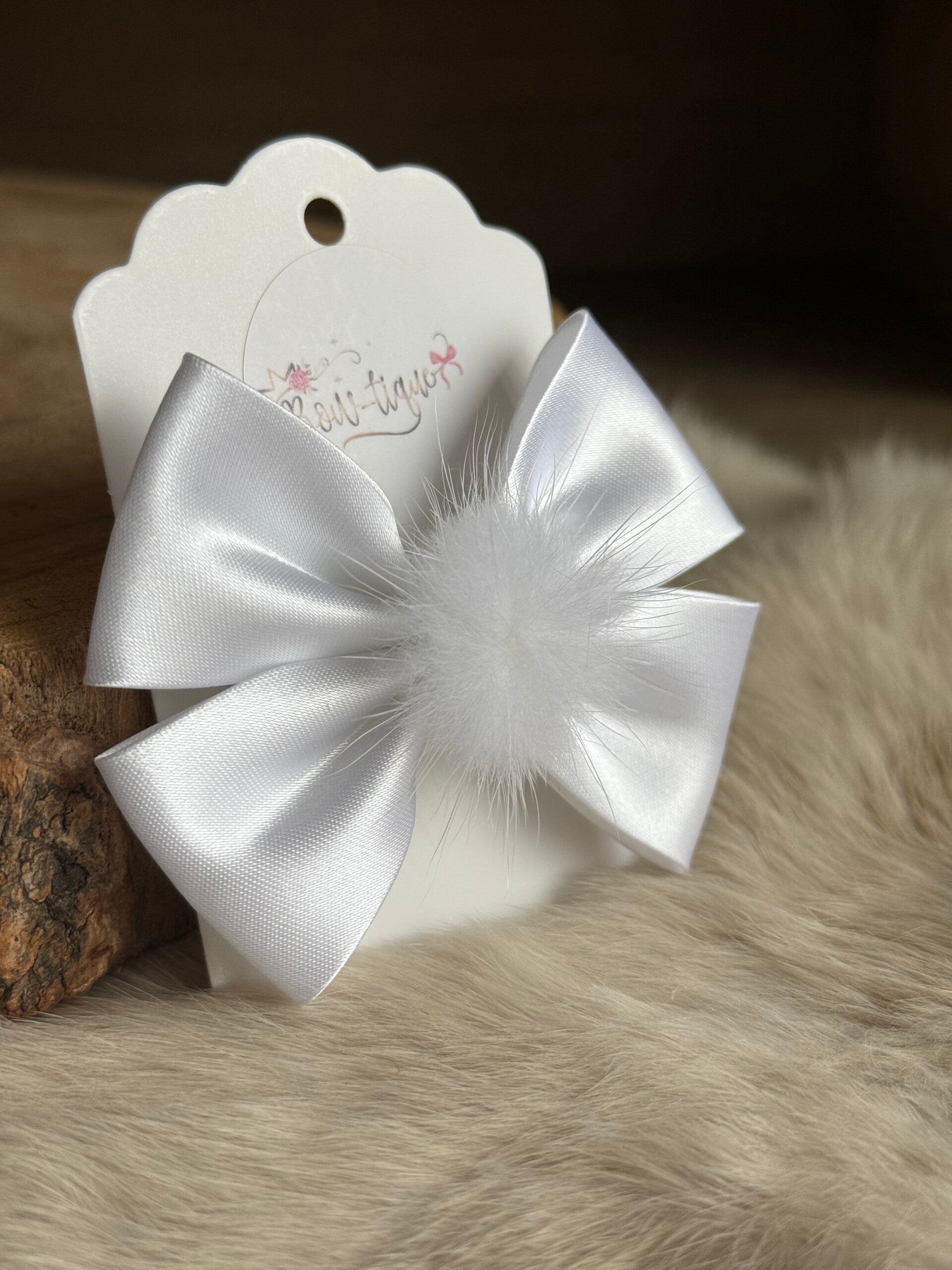 Strik satijn met pomponnetje Wit