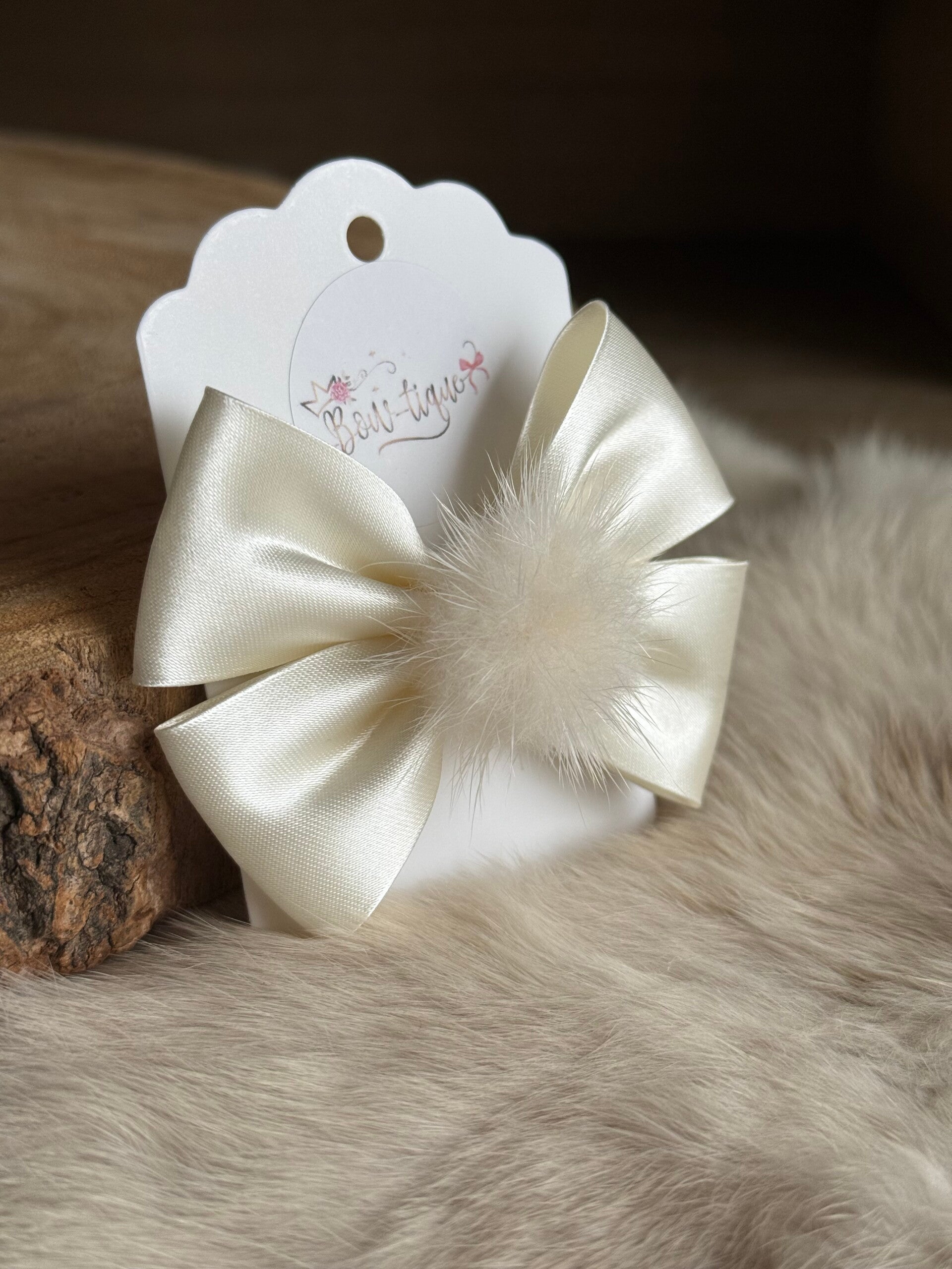 Strik satijn met pomponnetje Crème