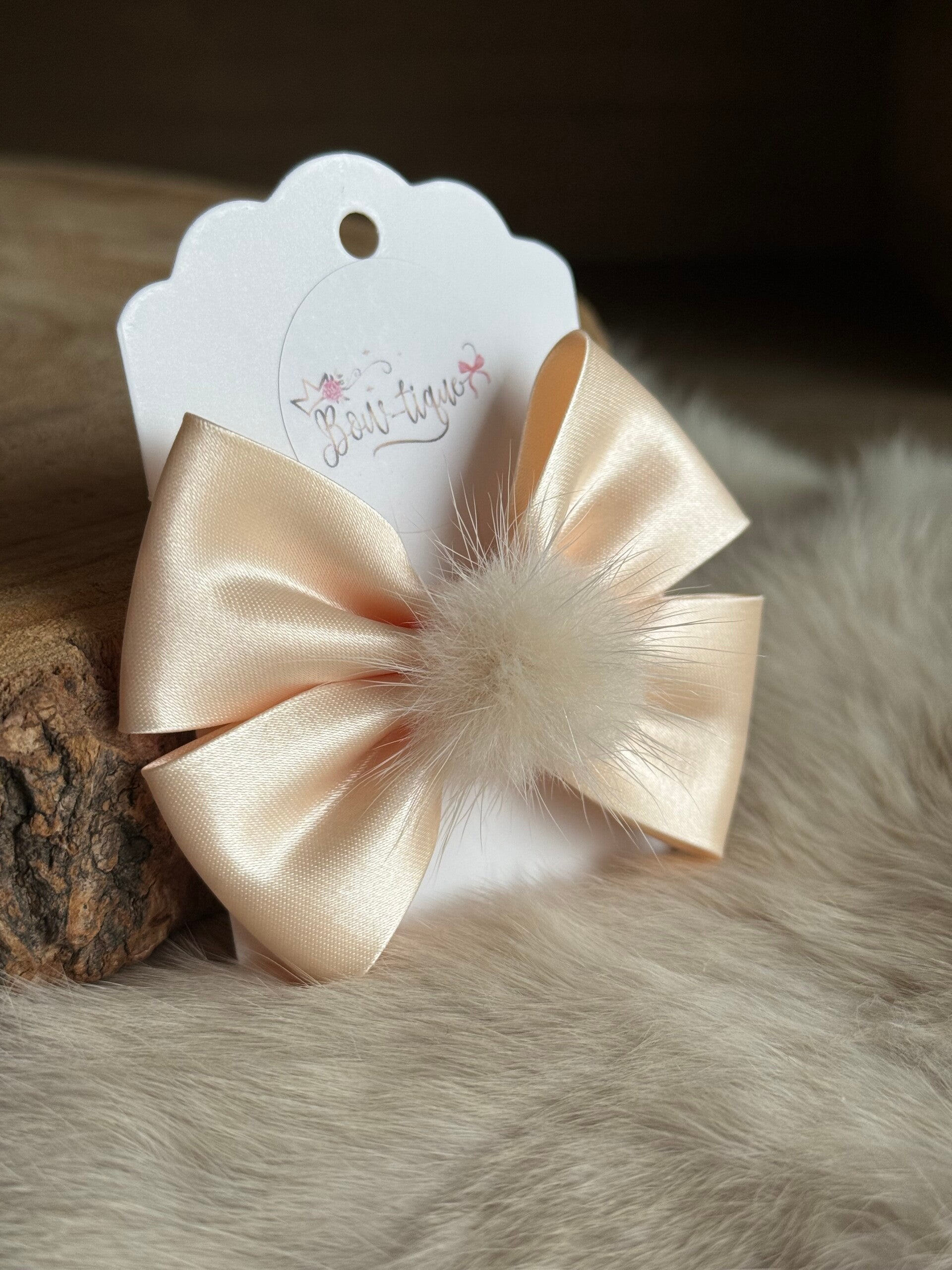 Strik satijn met pomponnetje Creamy Pink