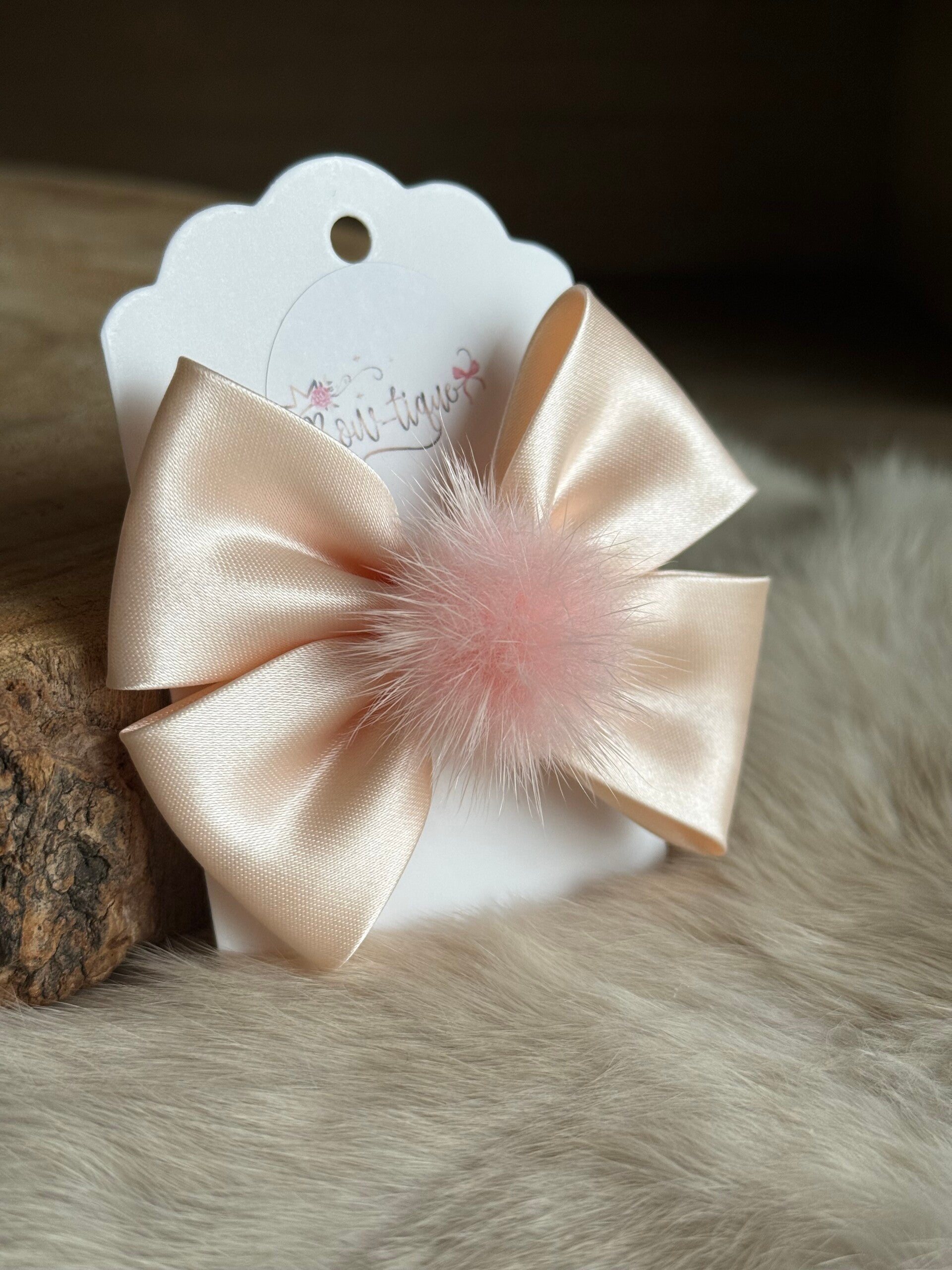 Strik satijn met pomponnetje Champagne