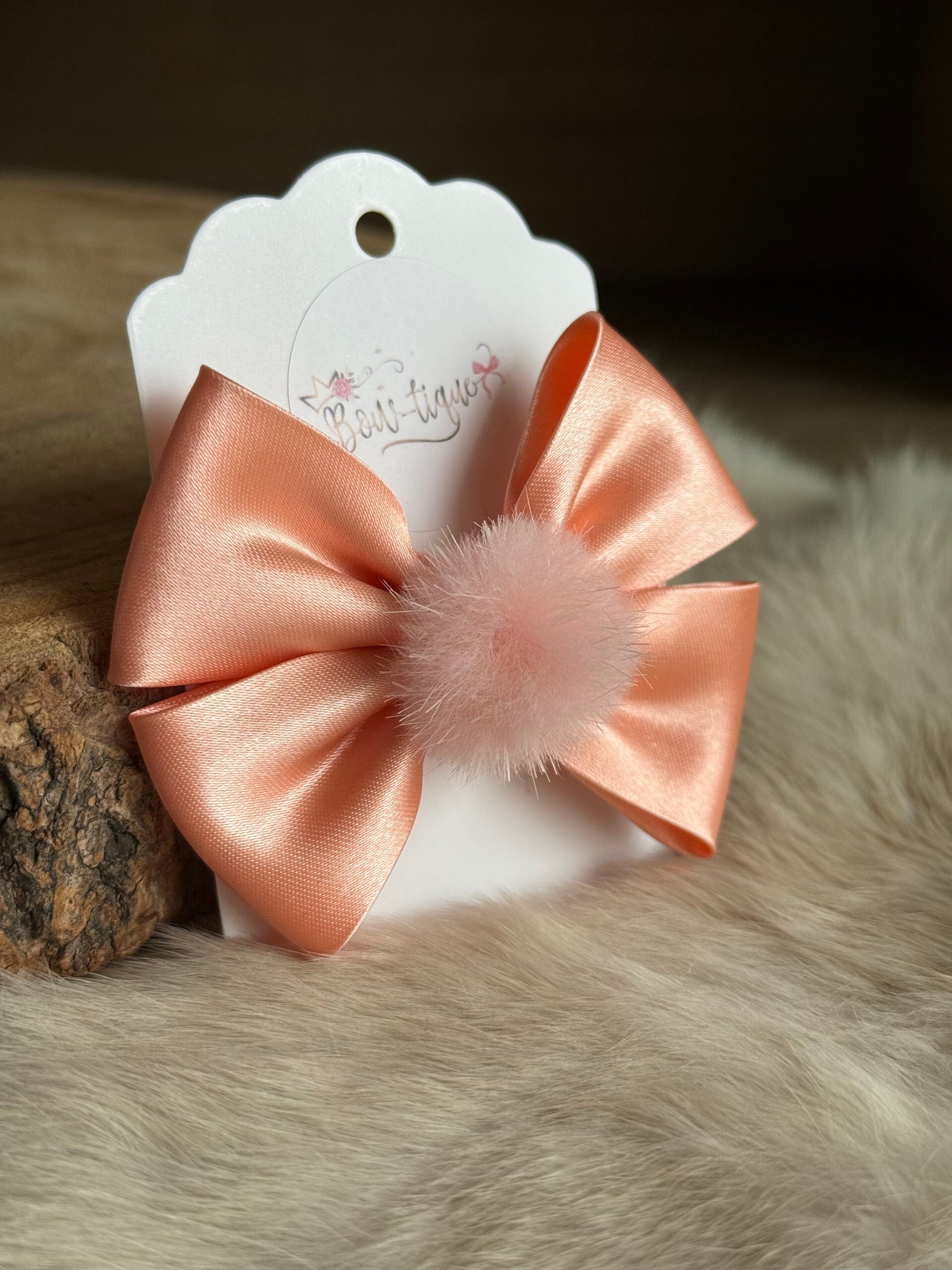 Strik satijn met pomponnetje Peach