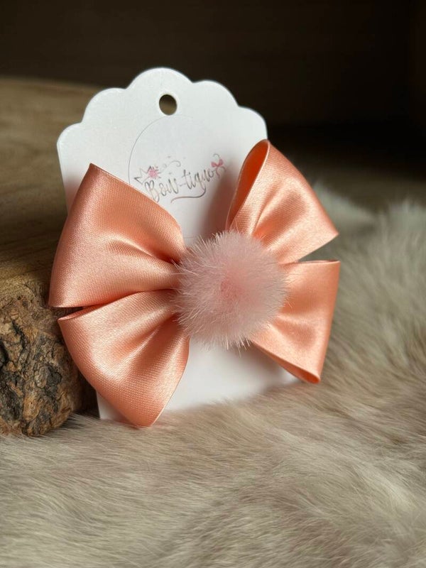 Strik satijn met pomponnetje Peach