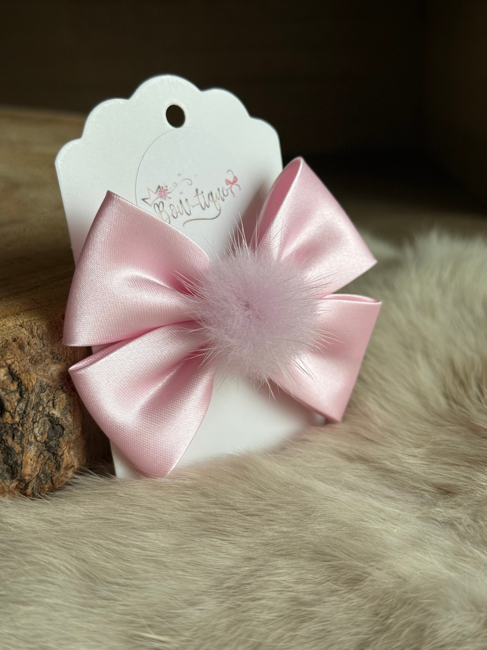 Strik satijn met pomponnetje Pale Pink