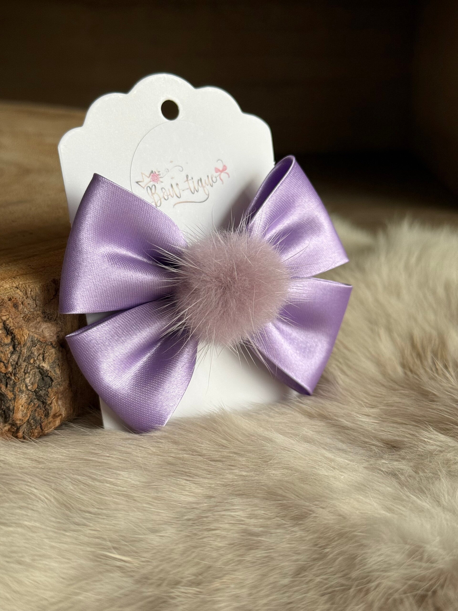 Strik satijn met pomponnetje Lilac