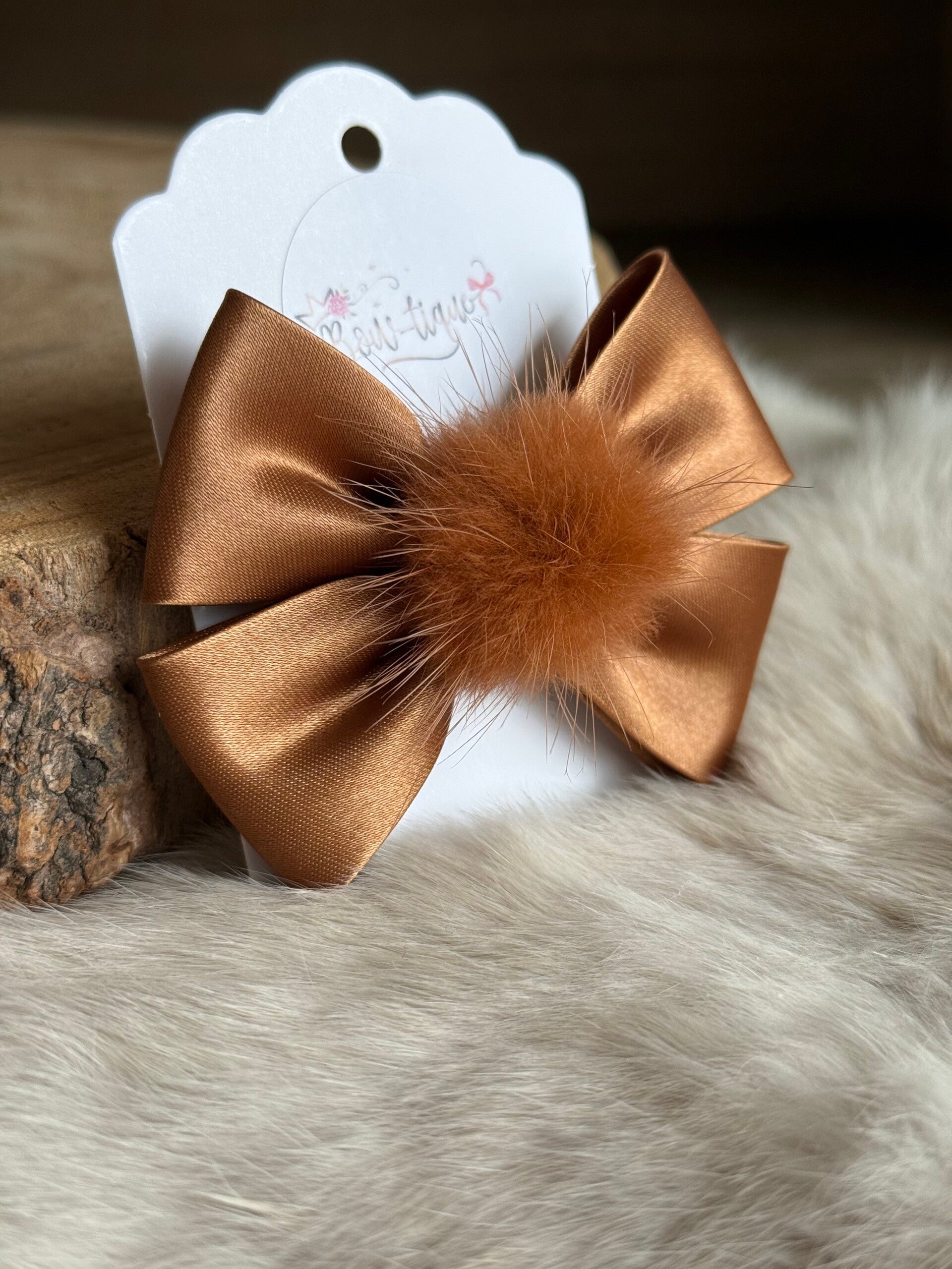 Strik satijn met pomponnetje Russet