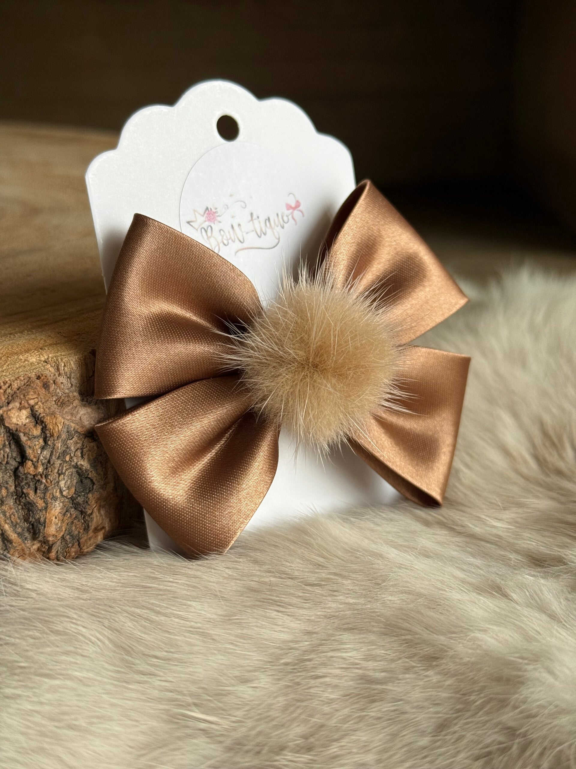 Strik satijn met pomponnetje Caramel