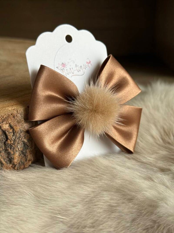 Strik satijn met pomponnetje Caramel