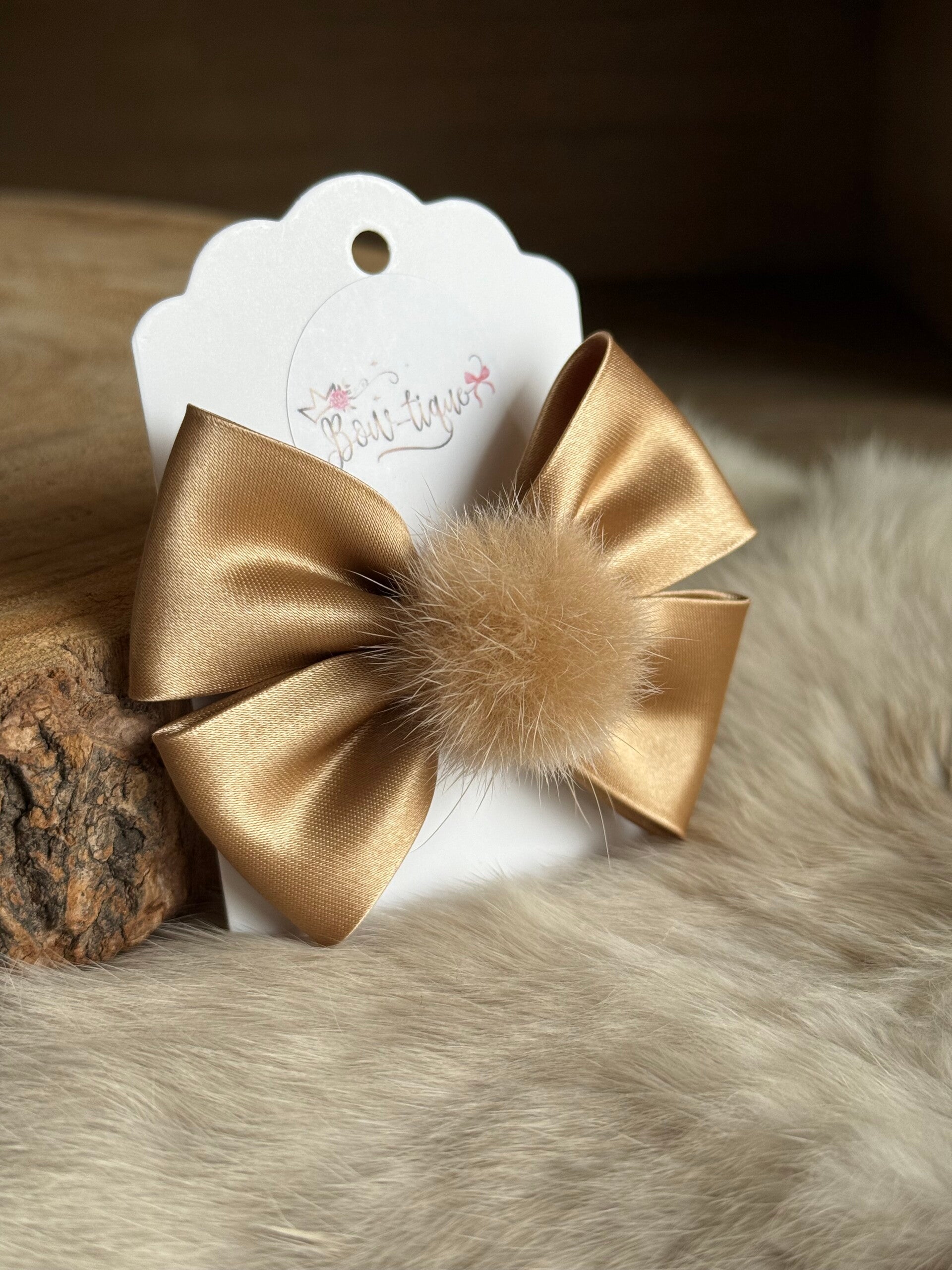 Strik satijn met pomponnetje Latte