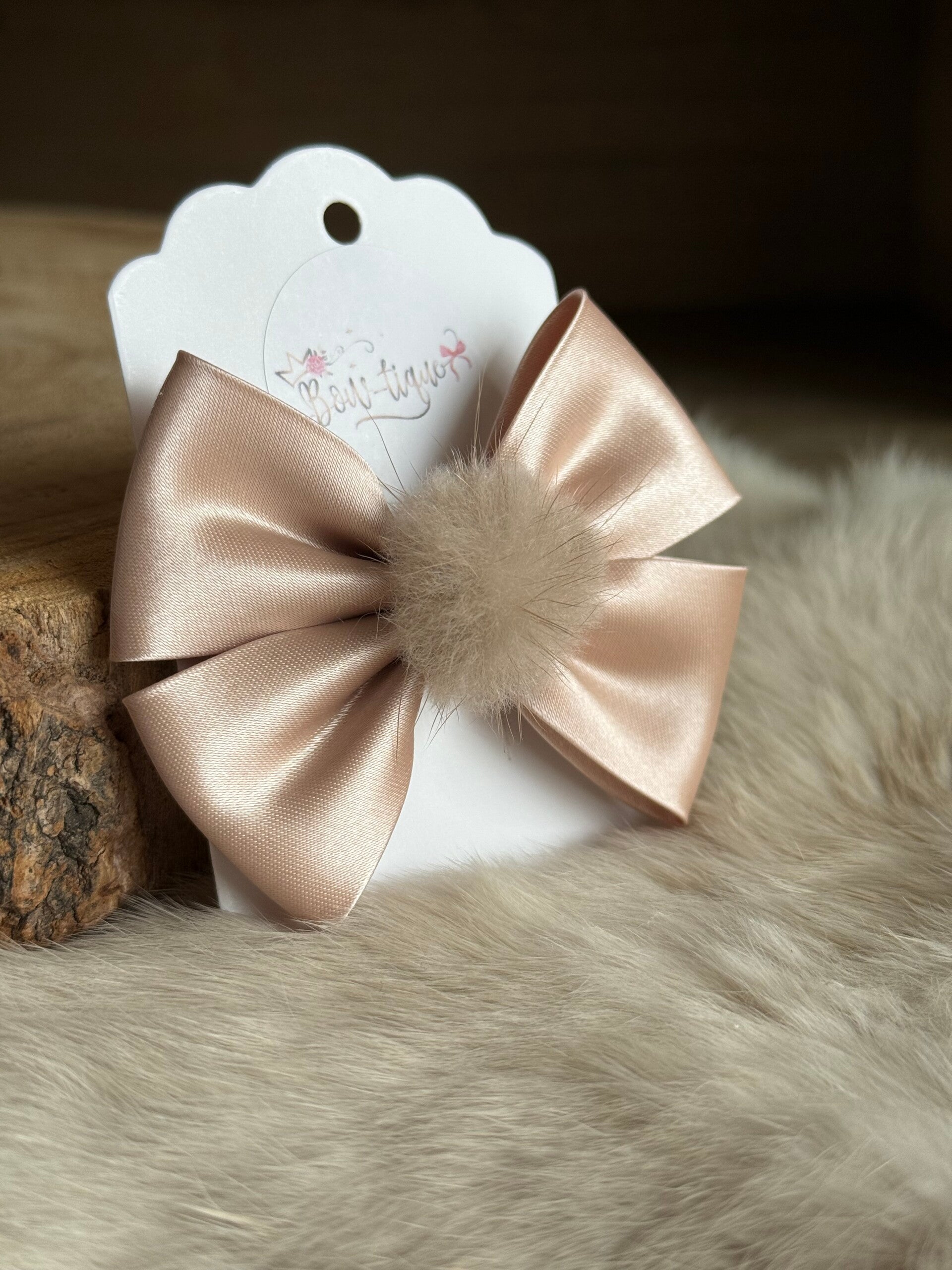 Strik satijn met pomponnetje Oyster