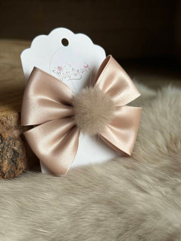 Strik satijn met pomponnetje Oyster