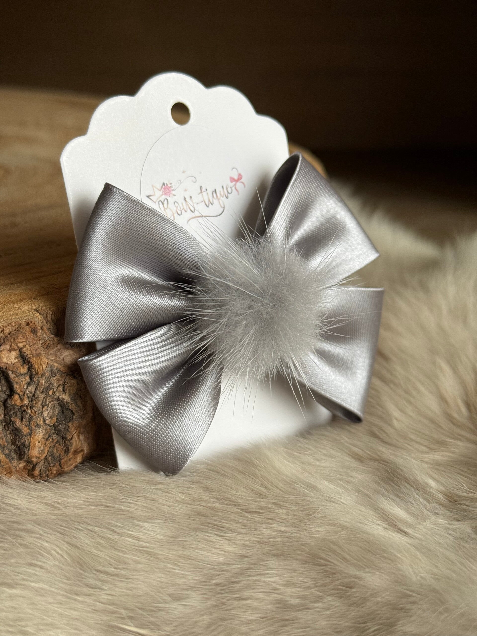 Strik satijn met pomponnetje Pewter