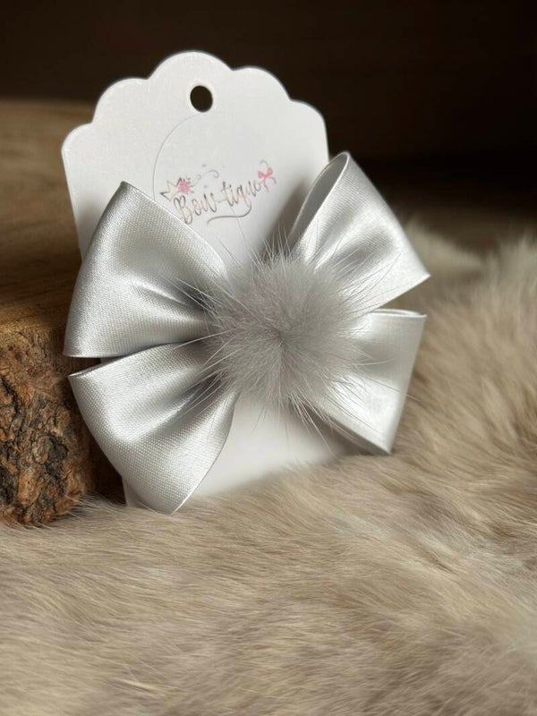 Strik satijn met pomponnetje Silver grey