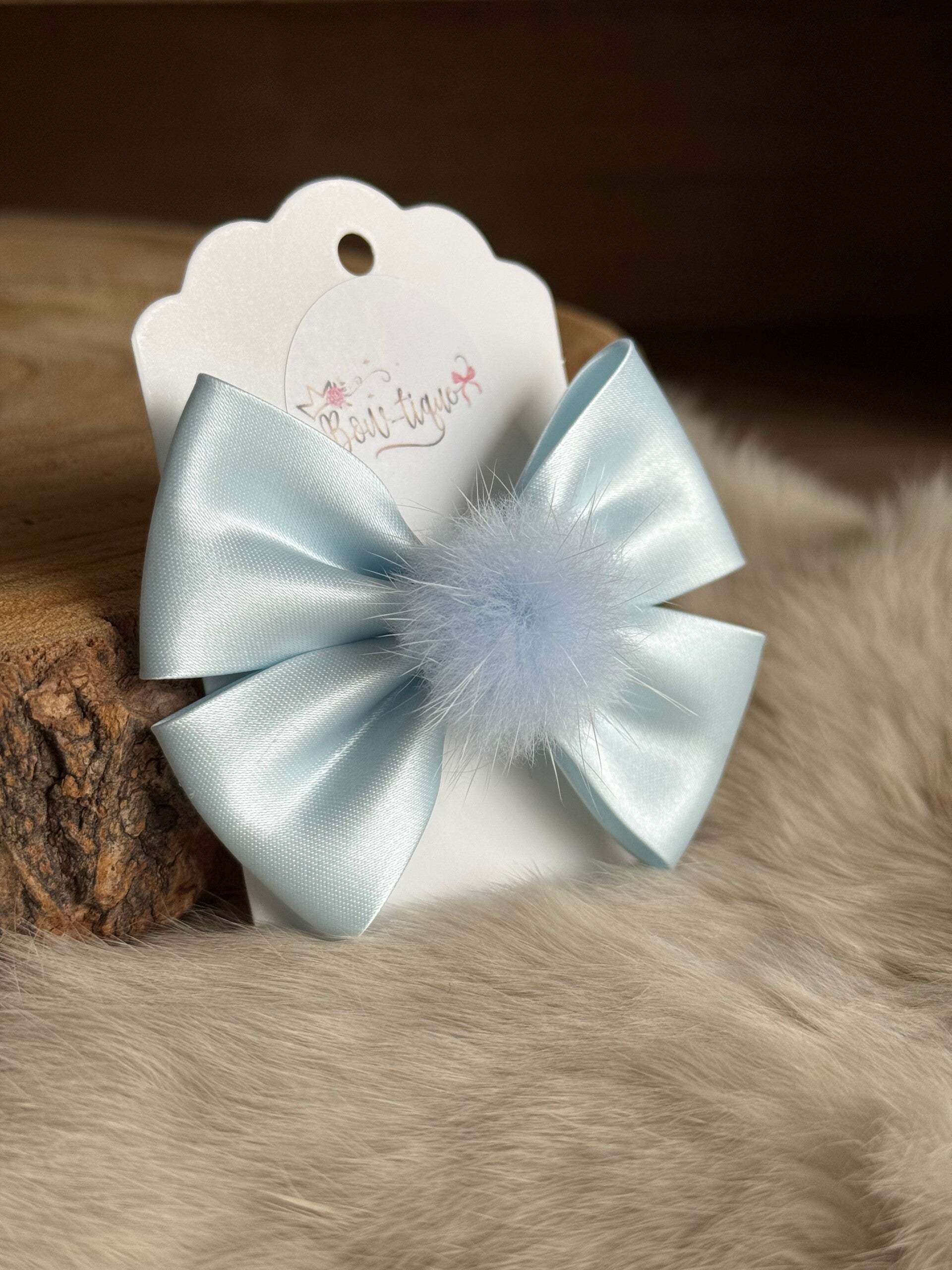 Strik satijn met pomponnetje Ice blue